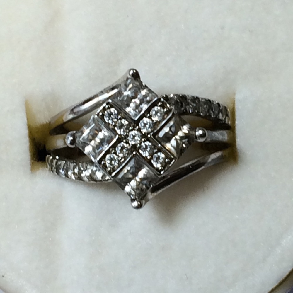Sterling Silver CZ Size 6 Ring EXCEPTIONAL